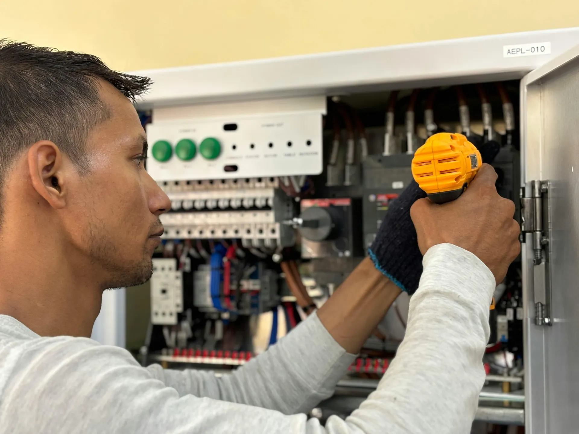 Técnico realizando auditoría energética en industria de Galicia.